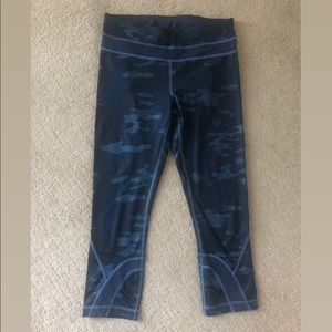 lululemon cropped camo leggings - Size 4